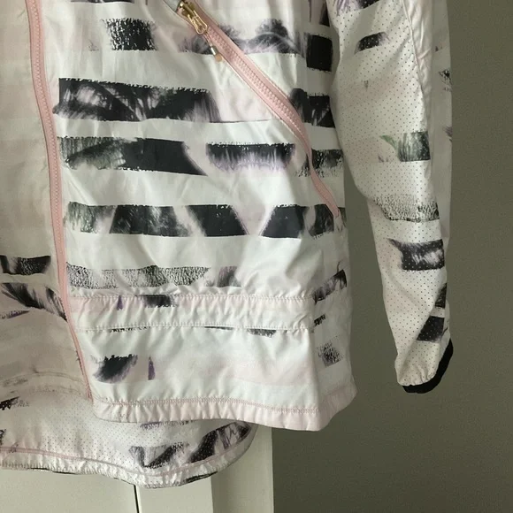 Lululemon windbreaker with hood that can be stored away - Picture 2 of 6